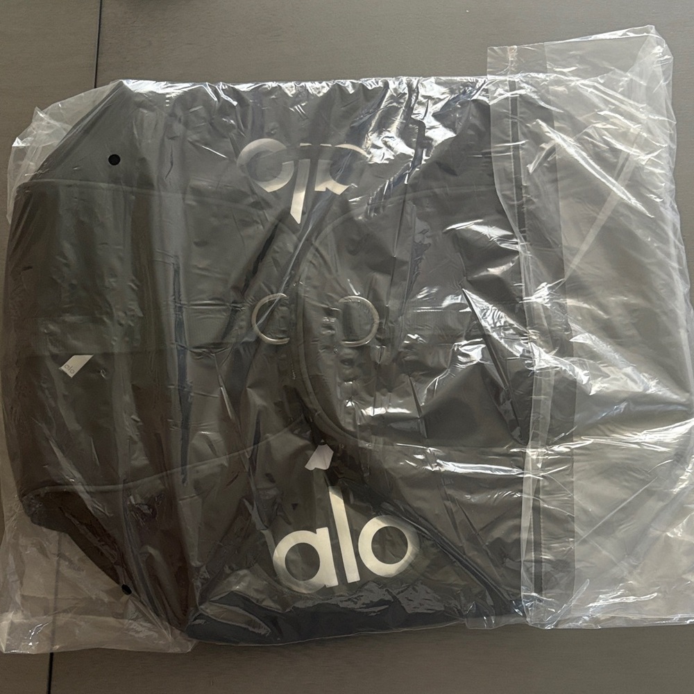 ALO Yoga Black Crossbody Bag - Picture 2 of 4